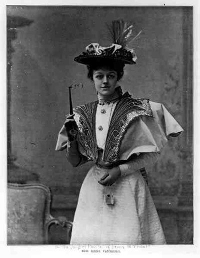 Miss Irene Vanbrugh en La Importancia de Llamarse Ernesto, de Oscar Wilde en el Teatro St. James, el 4 de mayo de 1895 de English Photographer