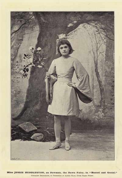 Miss Jessie Huddleston, como Dewman, el Hada del Amanecer, en Hansel y Gretel de English Photographer