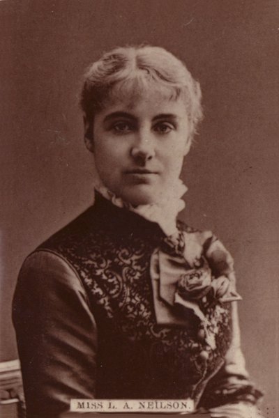 Miss L. A. Neilson de English Photographer