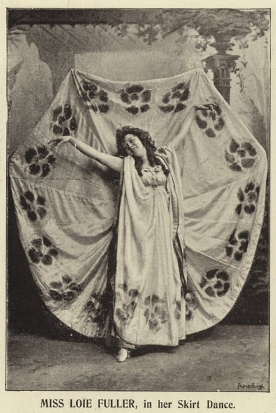 Señorita Loie Fuller, en su Baile de Faldas de English Photographer