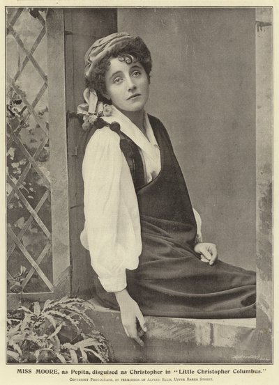 Señorita Moore, como Pepita, disfrazada de Christopher en Little Christopher Columbus de English Photographer