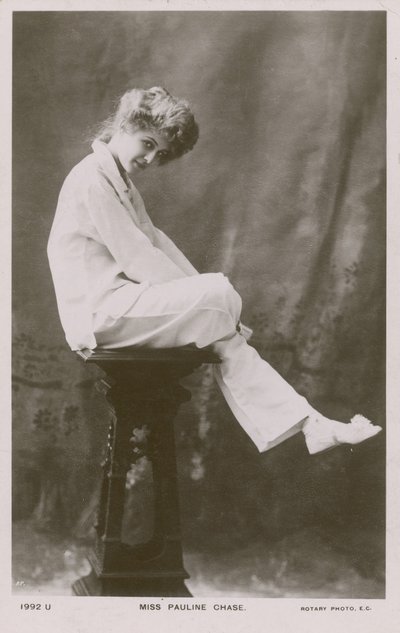 Señorita Pauline Chase, en traje de pijama de English Photographer