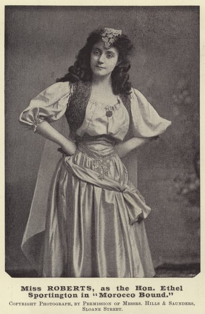 Miss Roberts, como la Hon Ethel Sportington en Atado a Marruecos de English Photographer