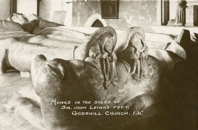 Monjes en las plantas de los pies de Sir John Leigh, Iglesia de Godshill, Isla de Wight, Inglaterra (foto b/n) de English Photographer