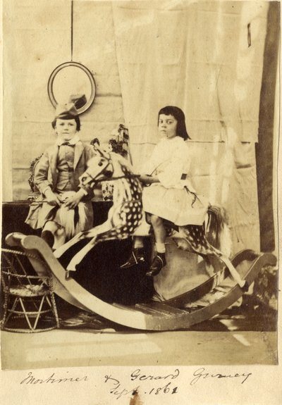 Mortimer y Gerard Gurney con su caballo de juguete de English Photographer