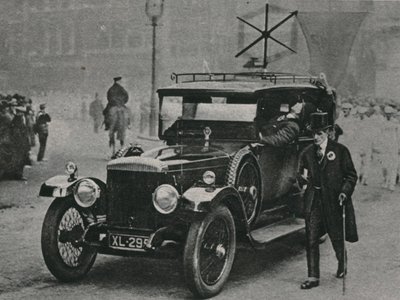 Automóvil con aparato receptor de radio y una antena en el techo del coche de English Photographer
