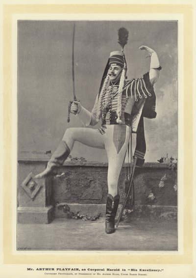 Mr Arthur Playfair, como el Cabo Harold en Su Excelencia de English Photographer