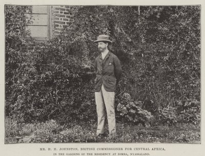 El Sr. H H Johnston, Comisionado Británico para África Central, en los jardines de la Residencia en Zomba, Nyasalandia de English Photographer