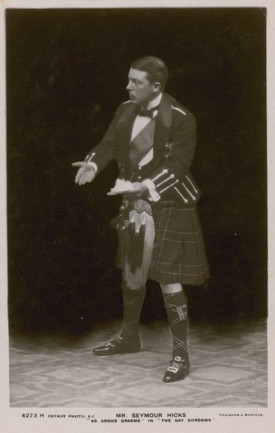 Sr. Seymour Hicks, como Angus Graeme en Los Gordons Alegres de English Photographer