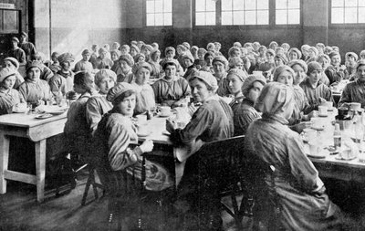 Trabajadores de municiones en la cantina de English Photographer