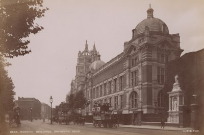 Edificios del Museo, Brompton Road, Londres de English Photographer