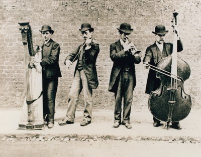 Músicos en Greenwich en 1884 de English Photographer