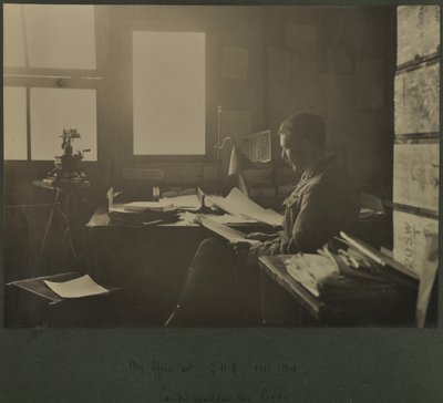 Mi oficina en GHQ, 1917-18 de English Photographer