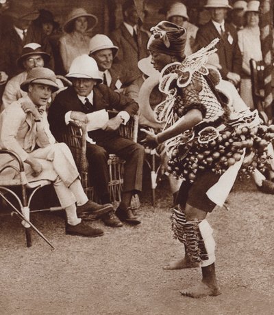 Belleza nativa en Freetown, Sierra Leona, bailando frente al futuro rey Eduardo VIII de English Photographer