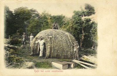 Cabaña nativa en construcción de English Photographer