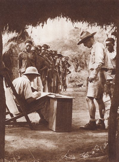 Trabajadores nativos, haciendo fila para ser pagados en la selva africana de English Photographer