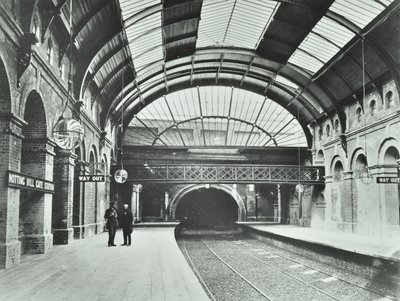 Notting Hill Gate Underground Station: vista de las plataformas y la vía, 1868 de English Photographer
