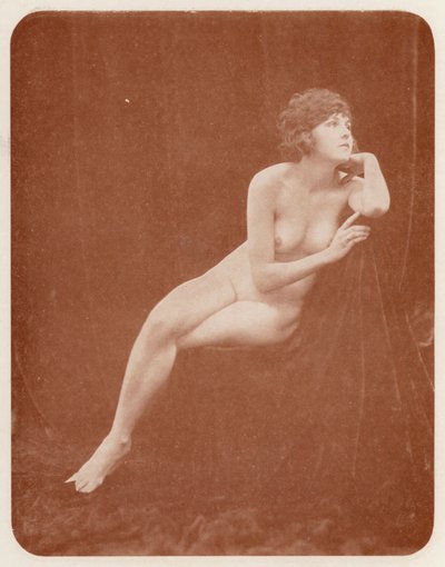 Arte nudista: A la defensiva (foto b/n) de English Photographer