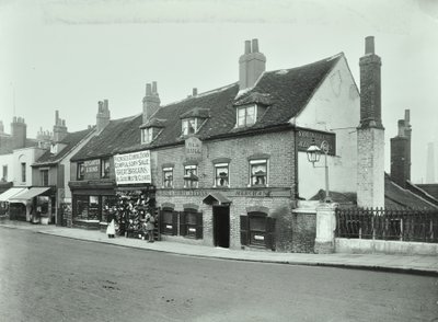 Old Bull, Wandsworth High Street, 1897 de English Photographer