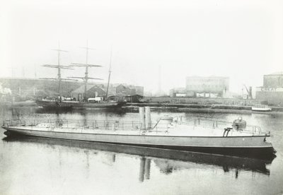 Uno de los tres torpederos construidos para el gobierno portugués, Londres, 1881 de English Photographer