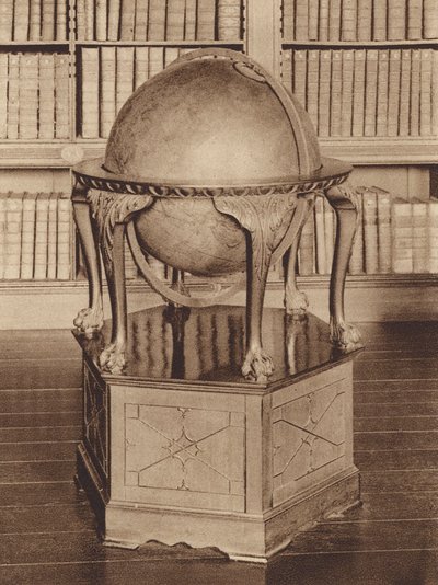 Oxford: Oriel College, Un globo terráqueo del siglo XVIII en la biblioteca (foto b/n) de English Photographer