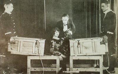 P T Selbit, el mago británico, cortando a una mujer en dos de English Photographer