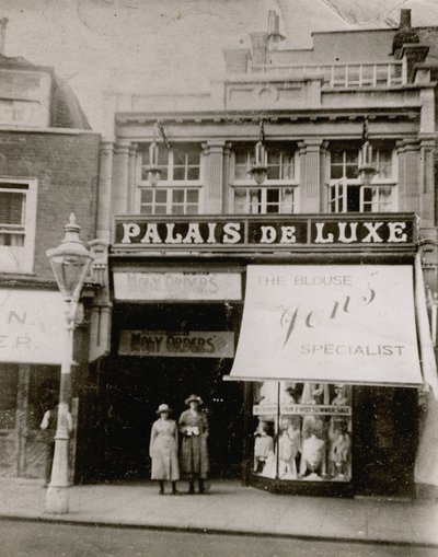 Palais de Luxe, High Street, Bromley de English Photographer