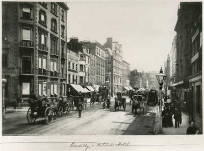 Piccadilly y el Hotel Hatchett, Londres, c.1887 (impresión de albúmina) de English Photographer