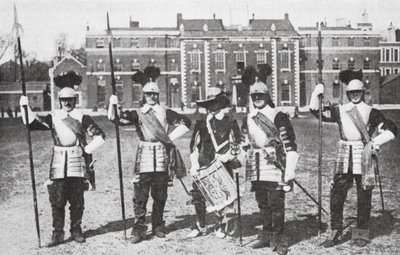 Piqueros de la Honourable Artillery Company, Londres (fotografía en blanco y negro) de English Photographer