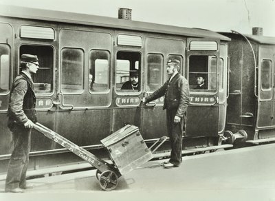 Porteros de plataforma en una estación de tren, 1885 de English Photographer