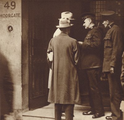 Redada de la policía en las oficinas de la Compañía Comercial Soviética (Arcos), 49 Moorgate, Londres, mayo de 1927 (foto b/n). de English Photographer