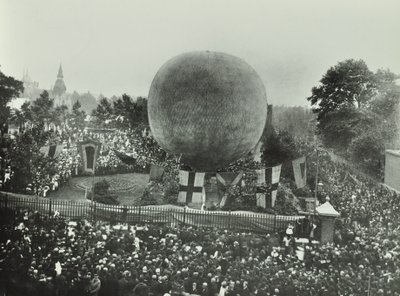 Poplar Recreation Ground: multitudes observan un globo aerostático, 1892 de English Photographer