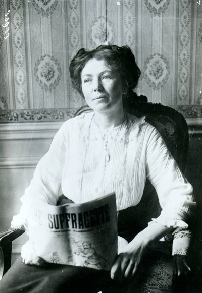 Retrato de Christabel Pankhurst leyendo una copia de The Suffragette c.1905 de English Photographer