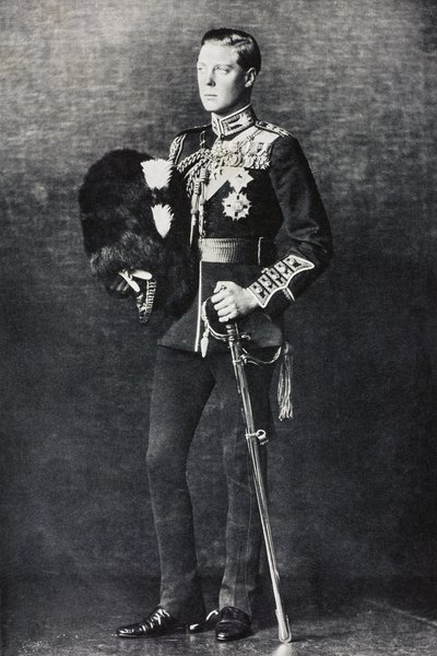 Retrato de Eduardo, Príncipe de Gales, con su uniforme de coronel de la Guardia Galesa de English Photographer
