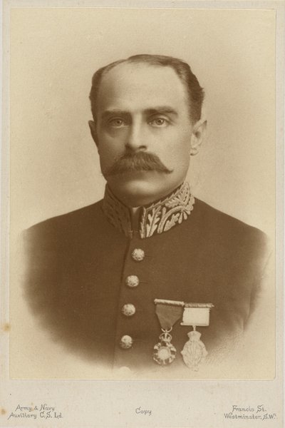Retrato de Francis Younghusband (foto en blanco y negro) de English Photographer