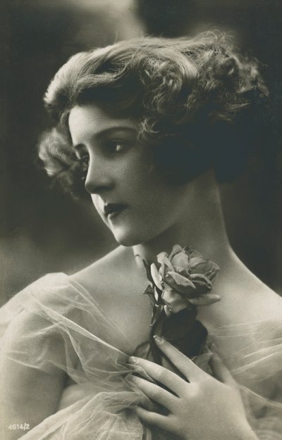 Retrato de una bella joven con una rosa (foto b/n) de English Photographer