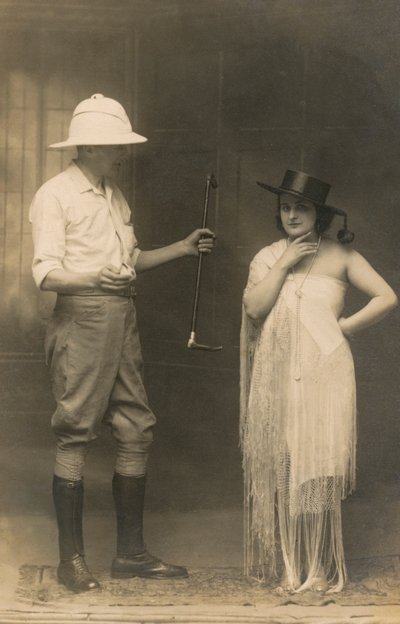 Retrato de un hombre vestido para montar a caballo y una mujer con sombrero y vestido (foto b/n) de English Photographer