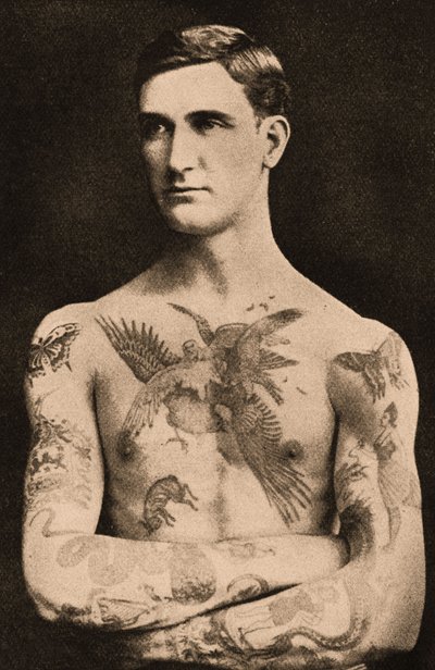 Retrato de un hombre tatuado por Sutherland MacDonald de English Photographer