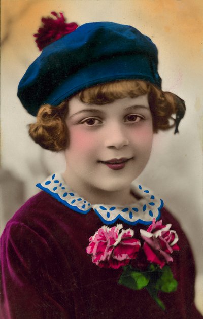 Retrato de una joven con sombrero azul (foto en color) de English Photographer