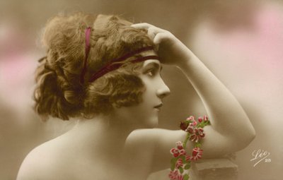 Retrato de una mujer joven (foto en color) de English Photographer