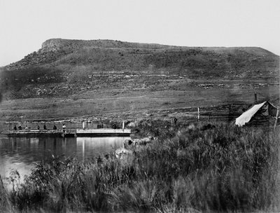 Puesto en Rorkes Drift con Signal Hill en la distancia, 1879 de English Photographer