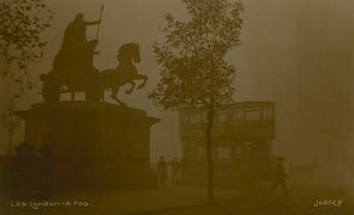 Postal con una imagen de Londres en la niebla de English Photographer