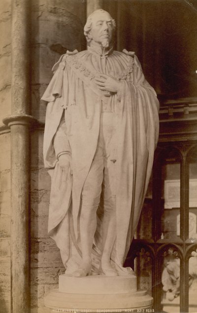 Postal con una imagen de una estatua de Benjamin Disraeli de English Photographer