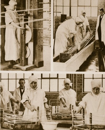 Preparando tripa de gato en la propia fábrica del Hospital de Londres de English Photographer