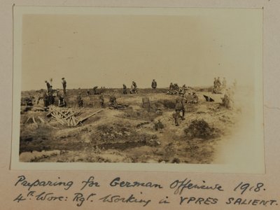 Preparándose para la Ofensiva Alemana de 1918. 4º Regimiento de Worcestershire trabajando en el Saliente de YPRES de English Photographer