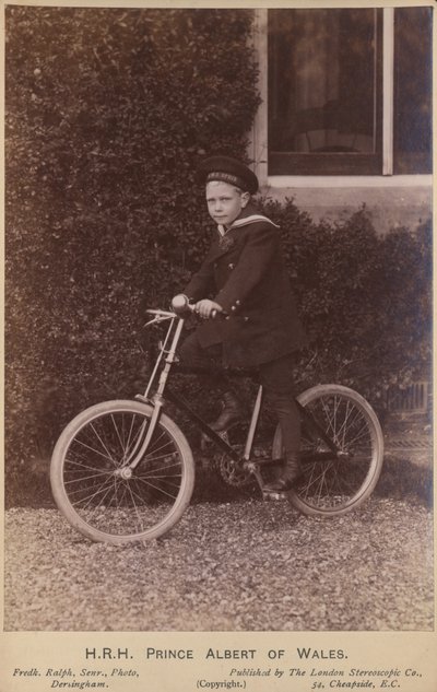 Príncipe Alberto de Gales posando con una bicicleta de English Photographer