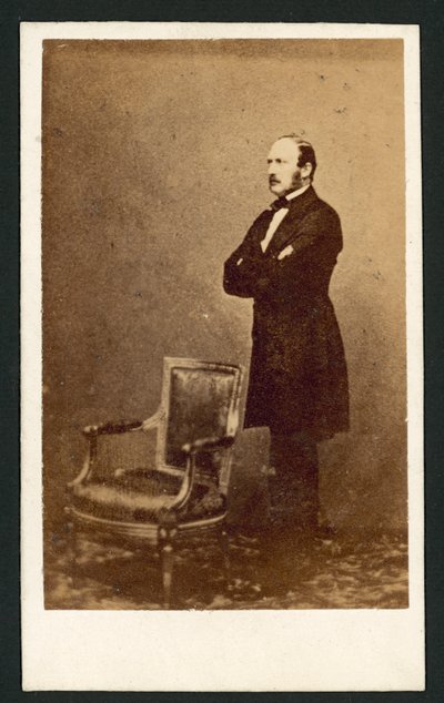 Príncipe Alberto, de pie detrás de una silla de English Photographer