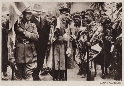 Príncipe de Gales con guerreros maoríes, Nueva Zelanda (foto en blanco y negro) de English Photographer