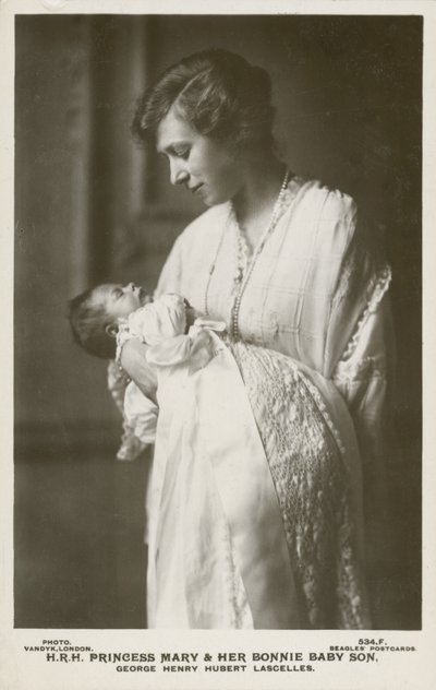 La Princesa María, Vizcondesa Lascelles, con su hijo mayor, George de English Photographer