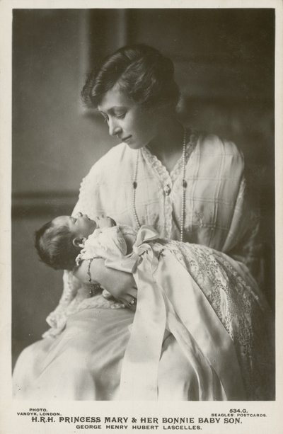 Princesa María, Vizcondesa Lascelles, con su hijo mayor, George de English Photographer